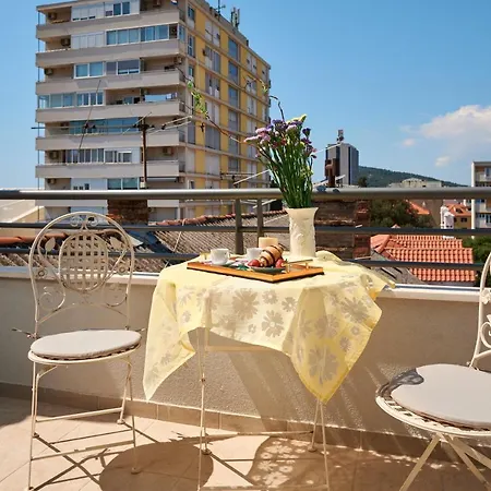 Modern & Spacious Rooftop With Natual Sunlight Split
