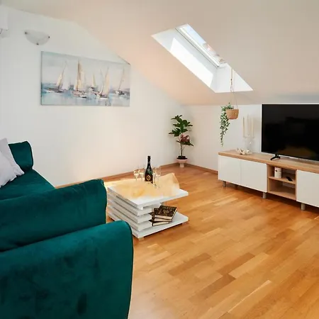 Modern & Spacious Rooftop With Natual Sunlight Apartamento Split