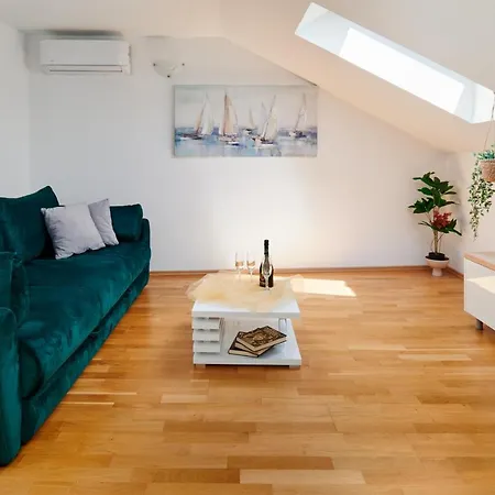Apartamento Modern & Spacious Rooftop With Natual Sunlight Split