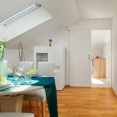 Modern & Spacious Rooftop With Natual Sunlight *