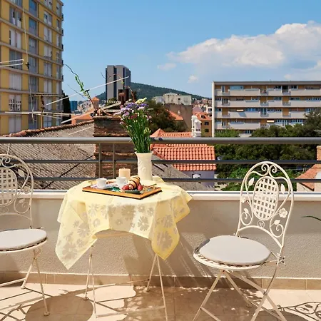 Modern & Spacious Rooftop With Natual Sunlight