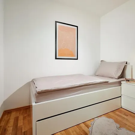 Modern & Spacious Rooftop With Natual Sunlight Split