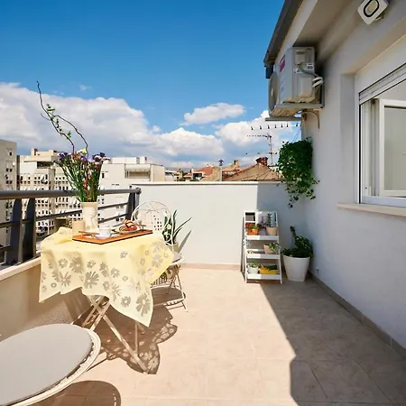 Modern & Spacious Rooftop With Natual Sunlight * Split