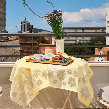 Modern & Spacious Rooftop With Natual Sunlight Split