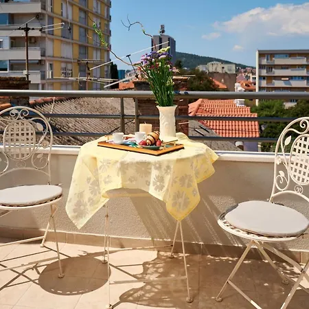 Modern & Spacious Rooftop With Natual Sunlight