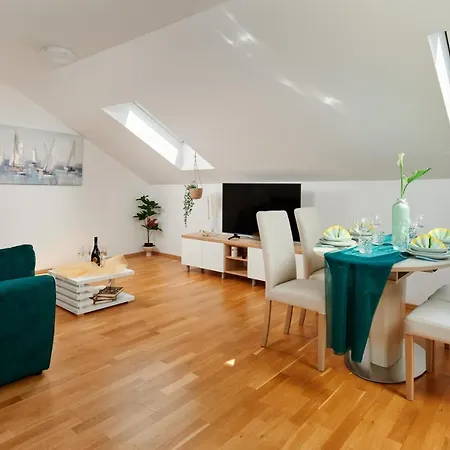 Modern & Spacious Rooftop With Natual Sunlight *