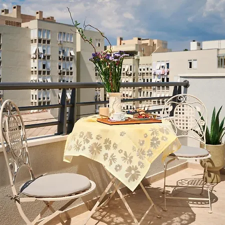 Modern & Spacious Rooftop With Natual Sunlight